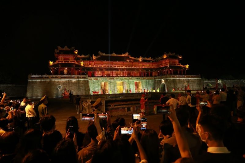 Tái hiện lễ đổi gác của quan binh nhà Nguyễn trước cổng Ngọ Môn.