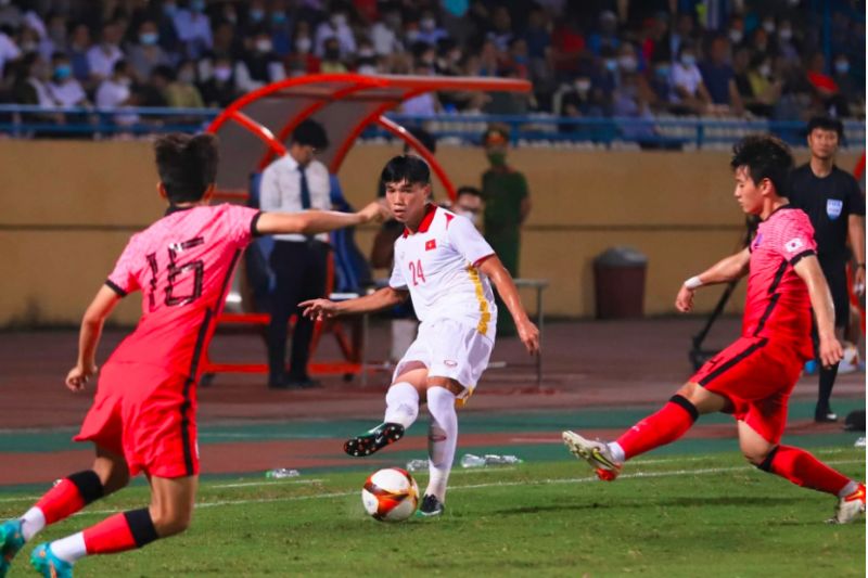 Pha chạm bóng của Văn Tùng ở phút 6 không thể gây ra nguy hiểm cho thủ thành bên phía U20 Hàn Quốc. Ảnh: internet