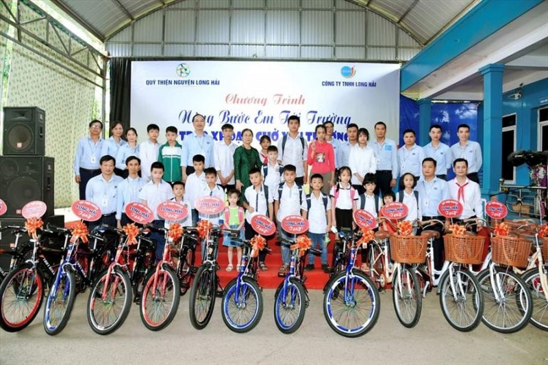 Công đoàn Công ty Long Hải và Quỹ thiện nguyện Long Hải trao tặng xe đạp, quà tặng con công nhân vượt khó học giỏi