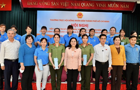 Chủ tịch HĐND TPHCM Nguyễn Thị Lệ cùng các đồng chí lãnh đạo TPHCM tại hội nghị tiếp xúc cử tri nữ công nhân, viên chức, lao động, sáng 24-4-2022