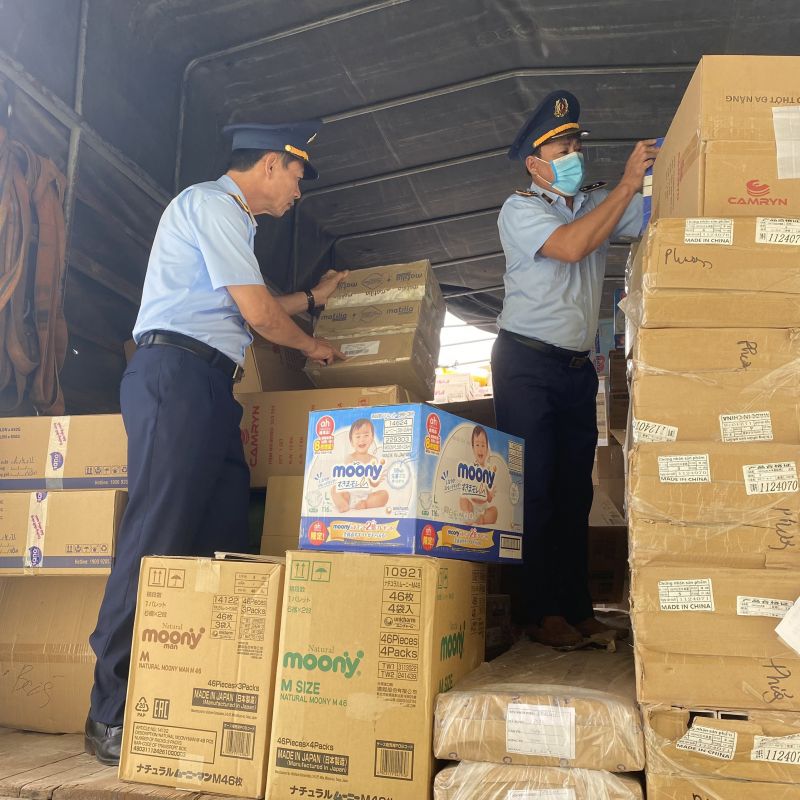 Lực lượng QLTT tỉnh Quảng Bình vừa tạm giữ gần 1.200 sản phẩm hàng hóa có dấu hiệu nhập lậu và giả mạo nhãn hiệu