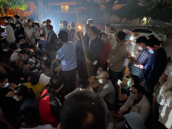 Người dân chen lấn, xô đẩy tại Văn phòng đăng ký đất đai huyện Chơn Thành