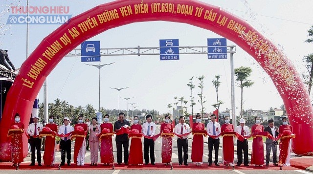 Lãnh đạo Tỉnh ủy, UBND tỉnh Bình Định cắt bang khánh thành dự án Xây dựng tuyến đường ven biển (ĐT.639), đoạn từ cầu Lại Giang đến cầu Thiện Chánh.