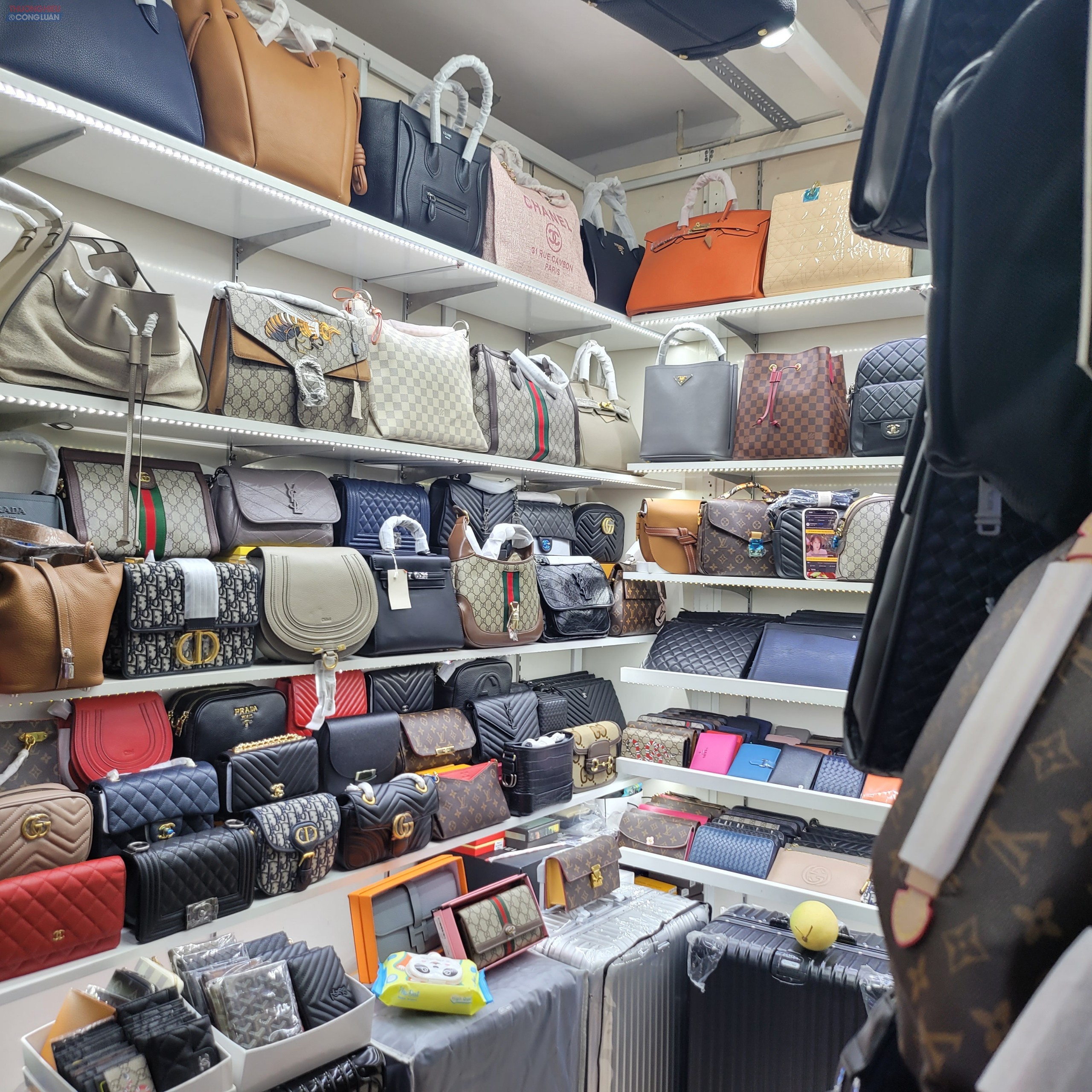 Cửa hàng bày bán nhiều loại túi xách, ví mang thương hiệu nổi tiếng bên trong Sài Gòn Square
