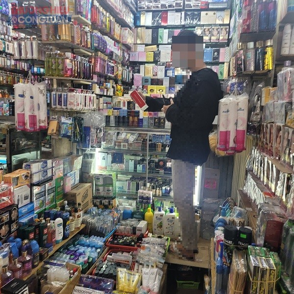 Hàng trăm lọ nước hoa gắn mác các thương hiệu nổi tiếng trên thế giới được bày bán tại một ki-ốt bên trong chợ Bến Thành