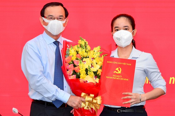 Bí thư Thành ủy TPHCM Nguyễn Văn Nên trao quyết định cho đồng chí Lê Thị Hờ Rin