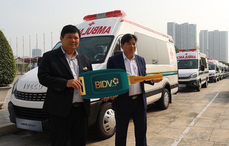 Đại diện địa phương đón nhận xe cứu thương do BIDV tài trợ