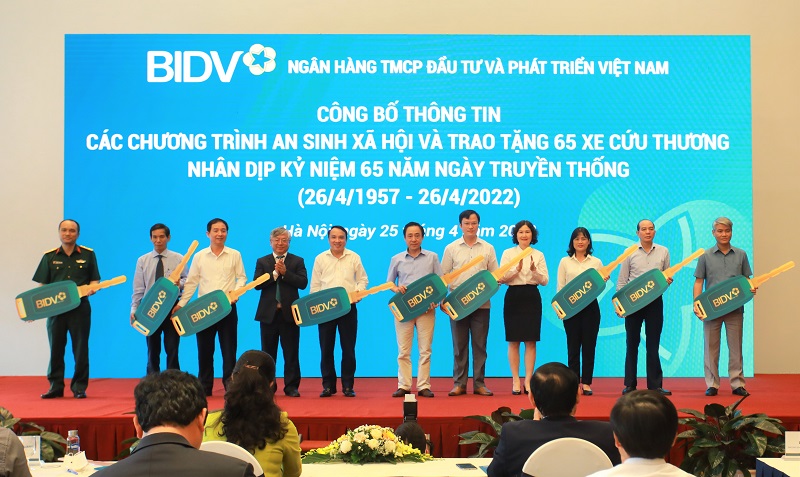 Ủy viên HĐQT BIDV Nguyễn Thị Thu Hương và Ủy viên HĐQT, Chủ tịch Công đoàn BIDV Trần Xuân Hoàng trao biểu trưng xe cứu thương cho đại diện các địa phương