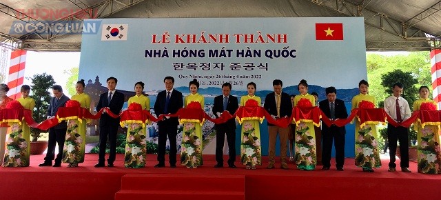 Lãnh đạo TP Quy Nhơn và Quận Yongsan cắt bang khánh thành công trình Nhà hóng mát Hàn Quốc.