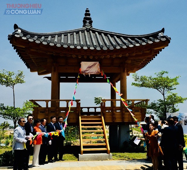 Lãnh đạo TP Quy Nhơn và Quận Yongsan thực hiện nghi thức khai trương công trình Nhà hóng mát Hàn Quốc.