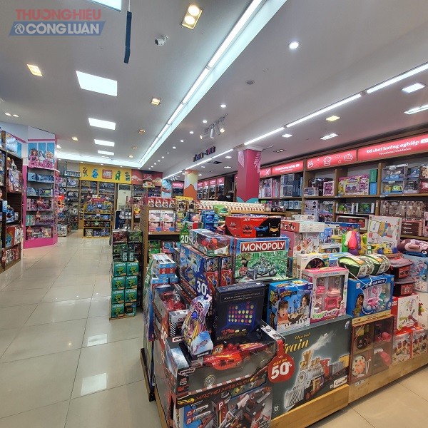 Nhà sách Nguyễn Huệ bày bán hàng nghìn sản phẩm đồ chơi đủ mẫu mã, chủng loại, từ hàng sản xuất tại Việt Nam cho đến hàng nhập khẩu