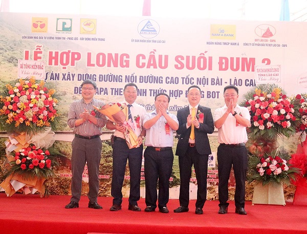 Lãnh đạo tỉnh Lào Cai tặng hoa chúc mừng chủ đầu tư dự án Cầu Suối Đum 2
