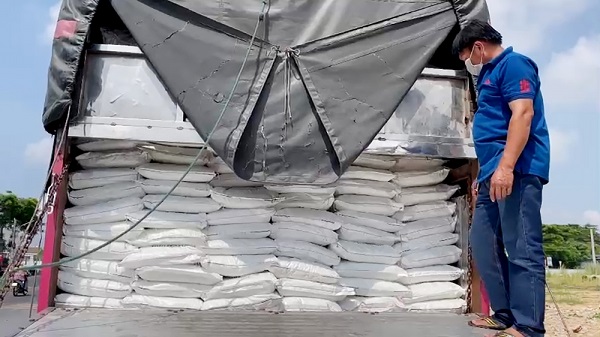 Phát hiện 02 xe tải chở hóa chất, hàng hóa không rõ nguồn gốc