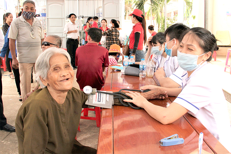 Một người cao tuổi ở huyện Vĩnh Cửu, tỉnh Đồng Nai được khám bệnh trong Tháng Nhân đạo. Ảnh Văn Truyên