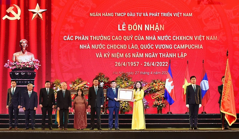 Phó Chủ tịch nước CHXHCN Việt Nam Võ Thị Ánh Xuân trao Quyết định tặng thưởng Huân chương Lao động hạng Ba cho đại diện Lãnh đạo BIDV