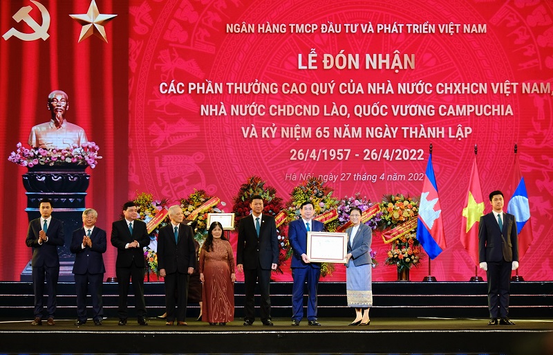 Phó Chủ tịch nước CHDCND Lào Pany Yathotou trao Quyết định tặng thưởng Huân chương Phát triển hạng Nhì cho đại diện Lãnh đạo BIDV