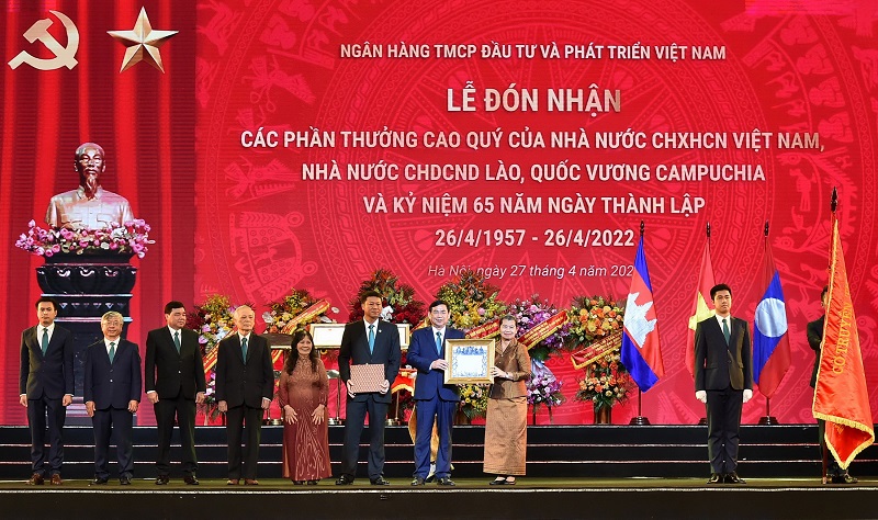 Phó Thủ tướng Chính phủ Hoàng gia Campuchia Men Sam An trao Quyết định tặng thưởng Huân chương Sahametrei hạng Moha Sena cho đại diện Lãnh đạo BIDV
