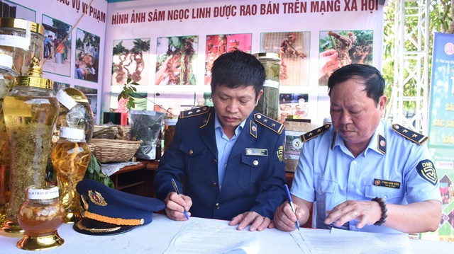QLTT 2 tỉnh Kon Tum - Quảng Nam ký kết kế hoạch phối hợp kiểm tra, kiểm soát, chống buôn lậu, hàng cấm, hàng giả và gian lận thương mại trên địa bàn. ĐỨC NHẬT
