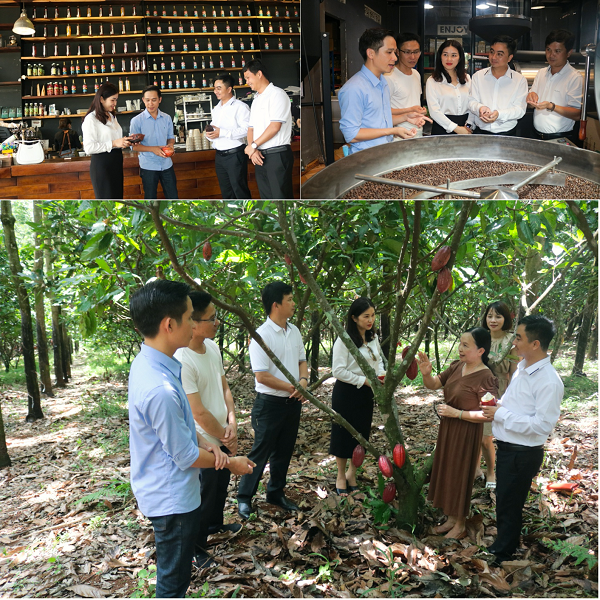 Anh Lê Văn Hoàng (sơ mi xanh) chia sẻ về mô hình quán cà phê Enjoy Coffee và dẫn đoàn công tác đến thăm nông trại ca cao của chị Vũ Thị Ngọc Ánh (hình bên dưới - thứ 2, từ phải sang)