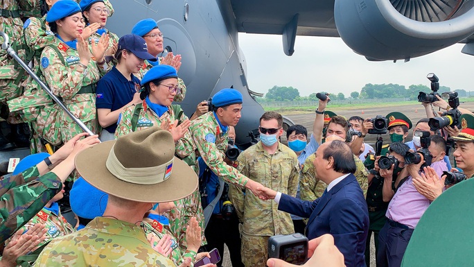 Chủ tịch nước Nguyễn Xuân Phúc ra chân cầu thang máy bay tiễn đưa các chiến sĩ 