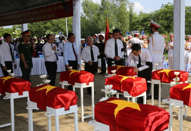 Phó Thủ tướng Vũ Đức Đam và các đại biểu tại lễ viếng-lễ truy điệu các liệt sĩ - Ảnh: VGP/Mạnh Hùng