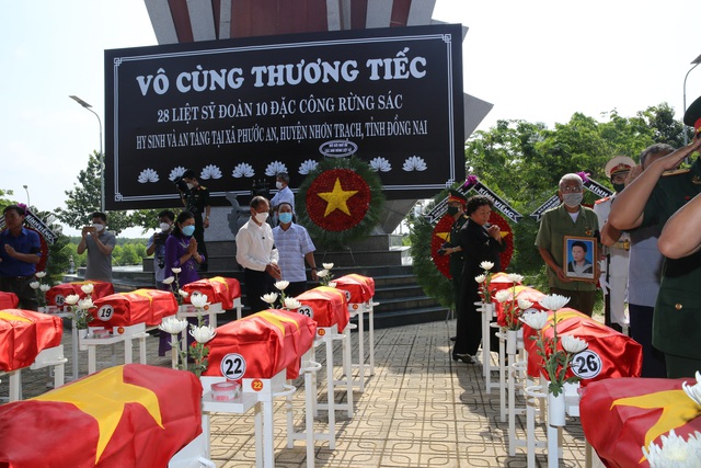 Đồng đội và thân nhân các liệt sĩ tại buổi lễ - Ảnh: VGP/Mạnh Hùng