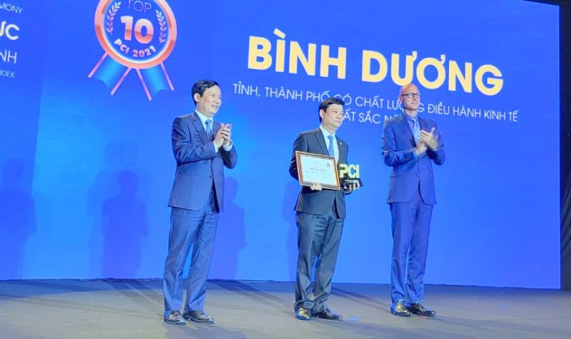Ông Võ Văn Minh, Chủ tịch UBND tỉnh Bình Dương, nhận giấy chứng nhận địa phương có chất lượng điều hành xuất sắc năm 2021