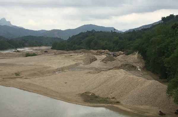 Khu vực tập kết cát khai thác ở sông Chảy huyện Bảo Yên (Lào Cai) của Công ty cổ phần xây dựng và thương mại KIến Thịnh.