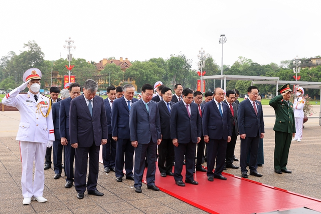 Các đồng chí lãnh đạo Đảng, Nhà nước thành kính tưởng nhớ Chủ tịch Hồ Chí Minh vĩ đại. Ảnh VGP/Nhật Bắc