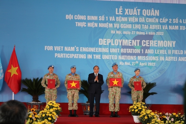 Chủ tịch nước Nguyễn Xuân Phúc trao quyết định cho Đội Công binh số 1, Bệnh viện dã chiến cấp 2 số 4.