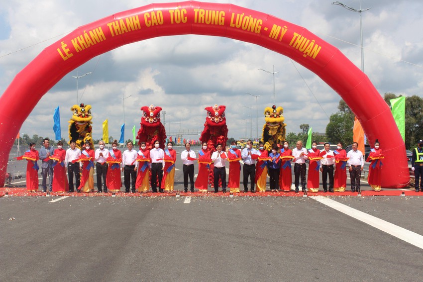 Các đại biểu cắt băng lễ thông xe cao tốc Trung Lương-Mỹ Thuận