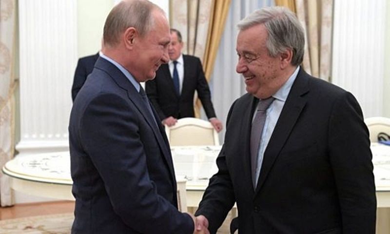 Tổng thống Putin (trái) bắt tay Tổng Thư ký LHQ Guterres. Ảnh UN