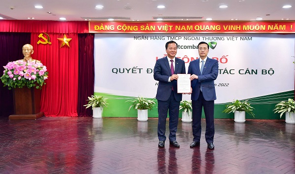 Ông Phạm Quang Dũng - Chủ tịch HĐQT Vietcombank (bên phải) trao quyết định bổ nhiệm cho ông Nguyễn Việt Cường - tân Phó Tổng giám đốc Vietcombank