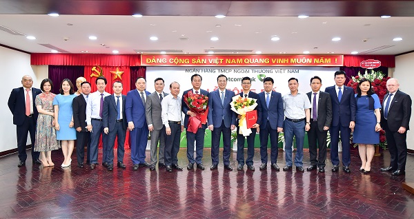 Ban lãnh đạo Vietcombank chúc mừng và chụp ảnh lưu niệm cùng ông Nguyễn Việt Cường và ông Trần Thanh Nam