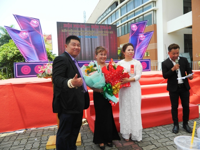 Bà Nguyễn Thị Lanh Hương trao hoa chúc mừng các doanh nghiệp tham gia chuỗi khép kín theo mô hình VCCU