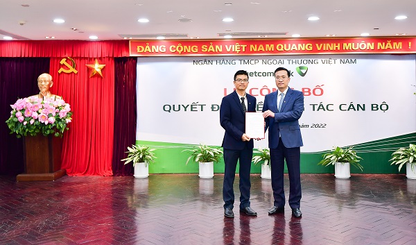 Ông Phạm Quang Dũng - Chủ tịch HĐQT Vietcombank (bên phải) trao quyết định bổ nhiệm cho ông Trần Thanh Nam - tân Giám đốc Khối vận hành và Giám đốc đổi mới sáng tạo Vietcombank