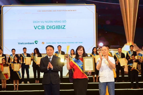Bà Nguyễn Thị Thu Hằng – Trưởng phòng Phát triển Kênh số và Đối tác, đại diện Vietcombank nhận giải thưởng Sao Khuê dành cho dịch vụ ngân hàng số VCB DigiBiz