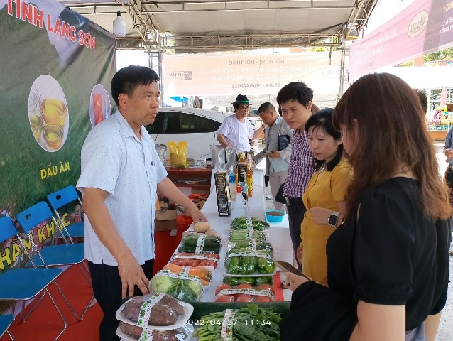 Các doanh nghiệp tham quan sản phẩm sạch- Chuỗi khép kín từ sản xuất đến tiêu dùng của Huyện Cao Lộc (Lạng Sơn)