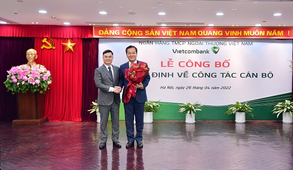 Ông Nguyễn Thanh Tùng - Phó Tổng Giám đốc phụ trách BĐH Vietcombank (bên trái) tặng hoa chúc mừng ông Nguyễn Việt Cường - tân Phó Tổng giám đốc Vietcombank
