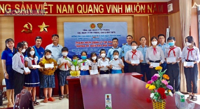 Đại diện lãnh đạo Cục QLTT tỉnh Quảng Ngãi tặng quà cho các em học sinh huyện đảo Lý Sơn.