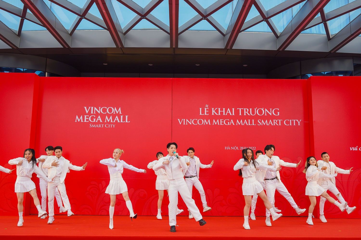 Vincom Mega Mall Smart City - TTTM “Life-Design Mall” đầu tiên tại Việt Nam đã chính thức khai trương, mở cửa đón khách từ sáng 28/4