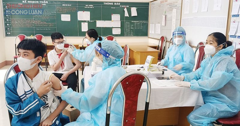 Nhân viên y tế thực hiện tiêm vắc xin cho học sinh 12 tuổi (lớp 6) tại Trường THCS Gia Cẩm, thành phố Việt Trì.