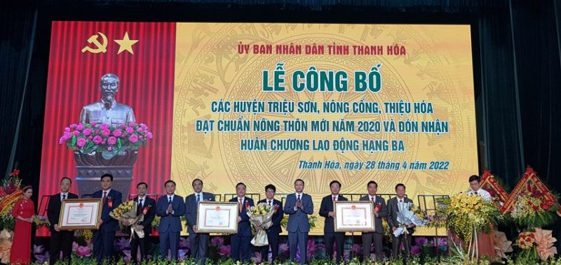 Ông Đỗ Trọng Hưng, Bí thư Tỉnh ủy; Đỗ Minh Tuấn, Chủ tịch UBND tỉnh Thanh Hóa đã trao tặng bằng công nhận NTM cho 3 huyện Triệu Sơn, Nông Cống, Thiệu Hóa.