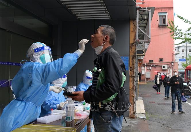 Nhân viên y tế lấy mẫu xét nghiệm Covid-19 cho người dân tại Thượng Hải, Trung Quốc ngày 26/04/2022 (Ảnh: THX/TTXVN)
