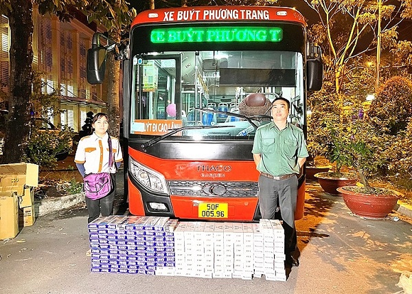 Chiếc xe buýt Phương Trang biển số 50F-005.96 chở thuốc lá lậu bị bắt giữ. Ảnh: Công an Đồng Tháp
