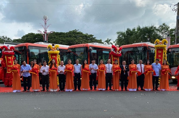 Lãnh đạo tỉnh Đồng Tháp và Công ty Phương Trang cắt băng khánh thành, khai trương 9 tuyến xe buýt ở Đồng Tháp. Ảnh: Thái Nguyên.