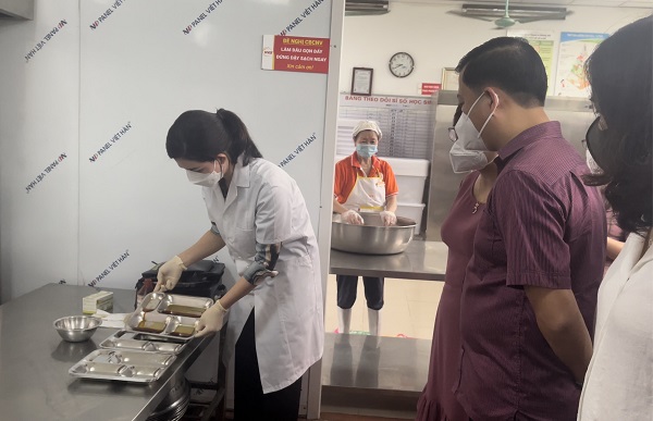 Hà Nội: Kiểm tra an toàn thực phẩm tại bếp ăn Trường Tiểu học Lê Văn Tám