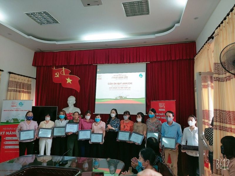 Ban tổ chức trao Giấy chứng nhận tham dự Hội thảo cho các hội viên tham gia Hội thảo tại Thái Bình