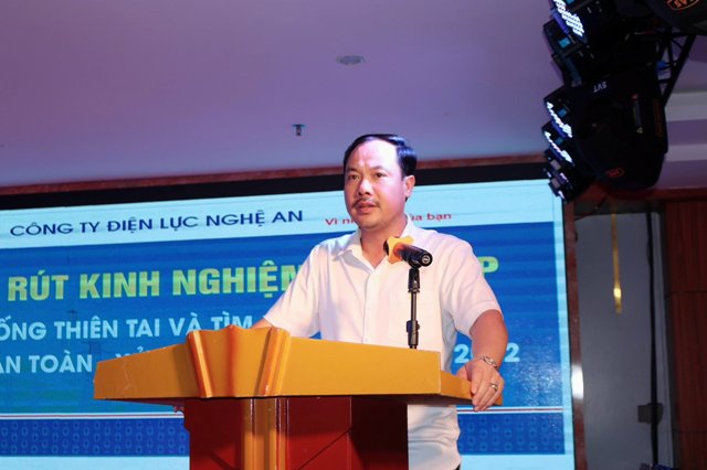 Ông Lê Quang Thanh - Phó giám đốc Công ty Điện lực Nghệ An, đánh giá cuộc diễn tập và rút kinh nghiệm nhằm có hướng xử lý các tình huống phát sinh trong thực tế một cách kịp thời, linh hoạt