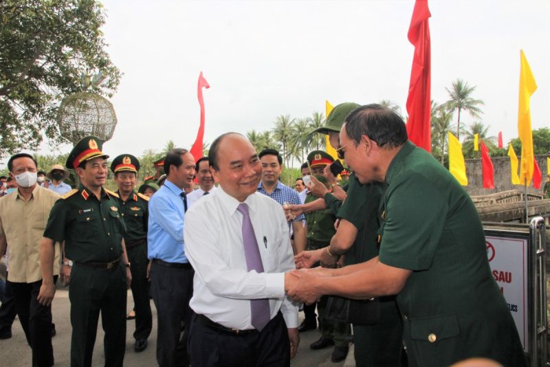 Chủ tịch nước Nguyễn Xuân Phúc gặp gỡ các cựu chiến binh tại Di tích quốc gia đặc biệt Thành cổ Quảng Trị